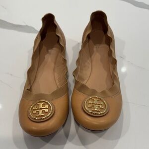 TORY BURCH Caroline nude patent leather logo toe ballet flats size 9